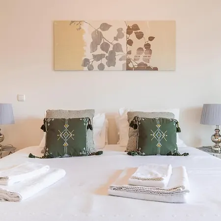 Appartement Fancy W/metro At Doorstep By Lovelystay