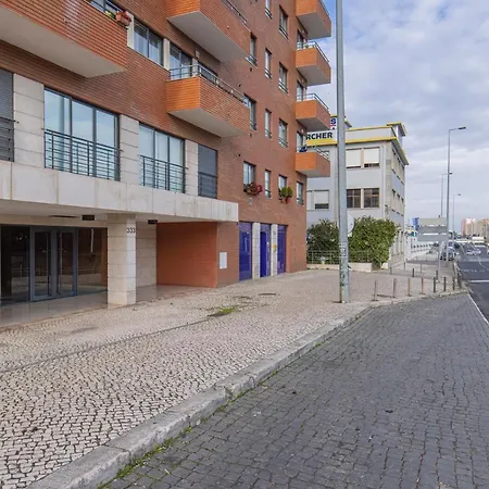 Appartement Fancy W/metro At Doorstep By Lovelystay