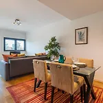 Apartamento Fancy W/metro At Doorstep By Lovelystay *